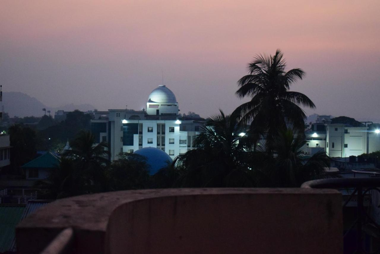 River Breeze Home A Comfort Stay Guwahati Esterno foto